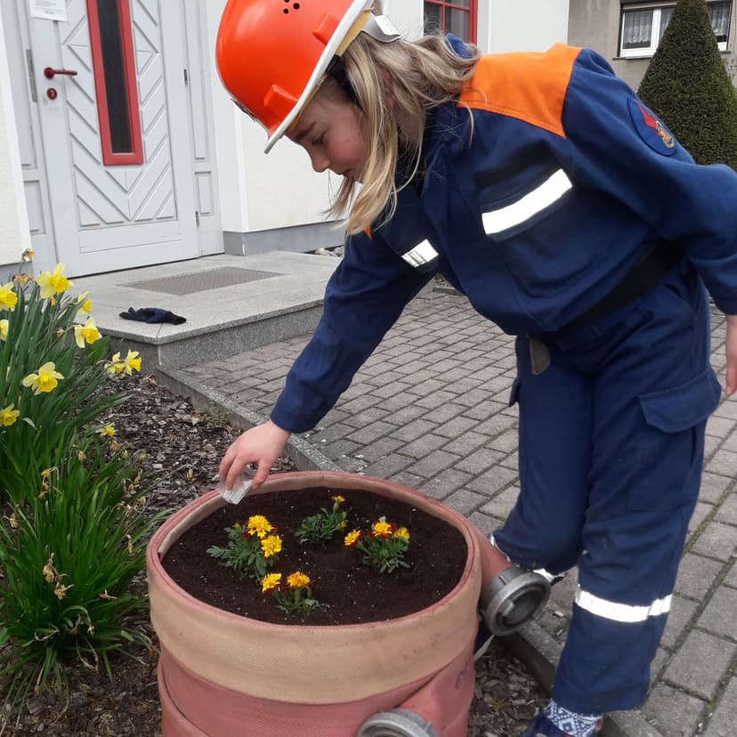 Bild von der Blumenaktion für 30 Jahre Thüringer Jugendfeuerwehr