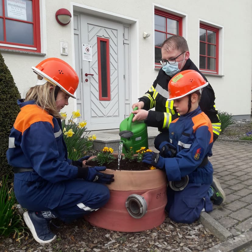 Bild von der Blumenaktion für 30 Jahre Thüringer Jugendfeuerwehr