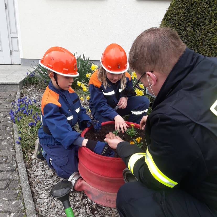 Bild von der Blumenaktion für 30 Jahre Thüringer Jugendfeuerwehr
