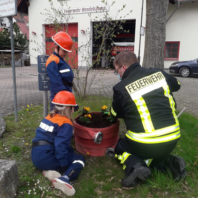 Bild von der Blumenaktion für 30 Jahre Thüringer Jugendfeuerwehr