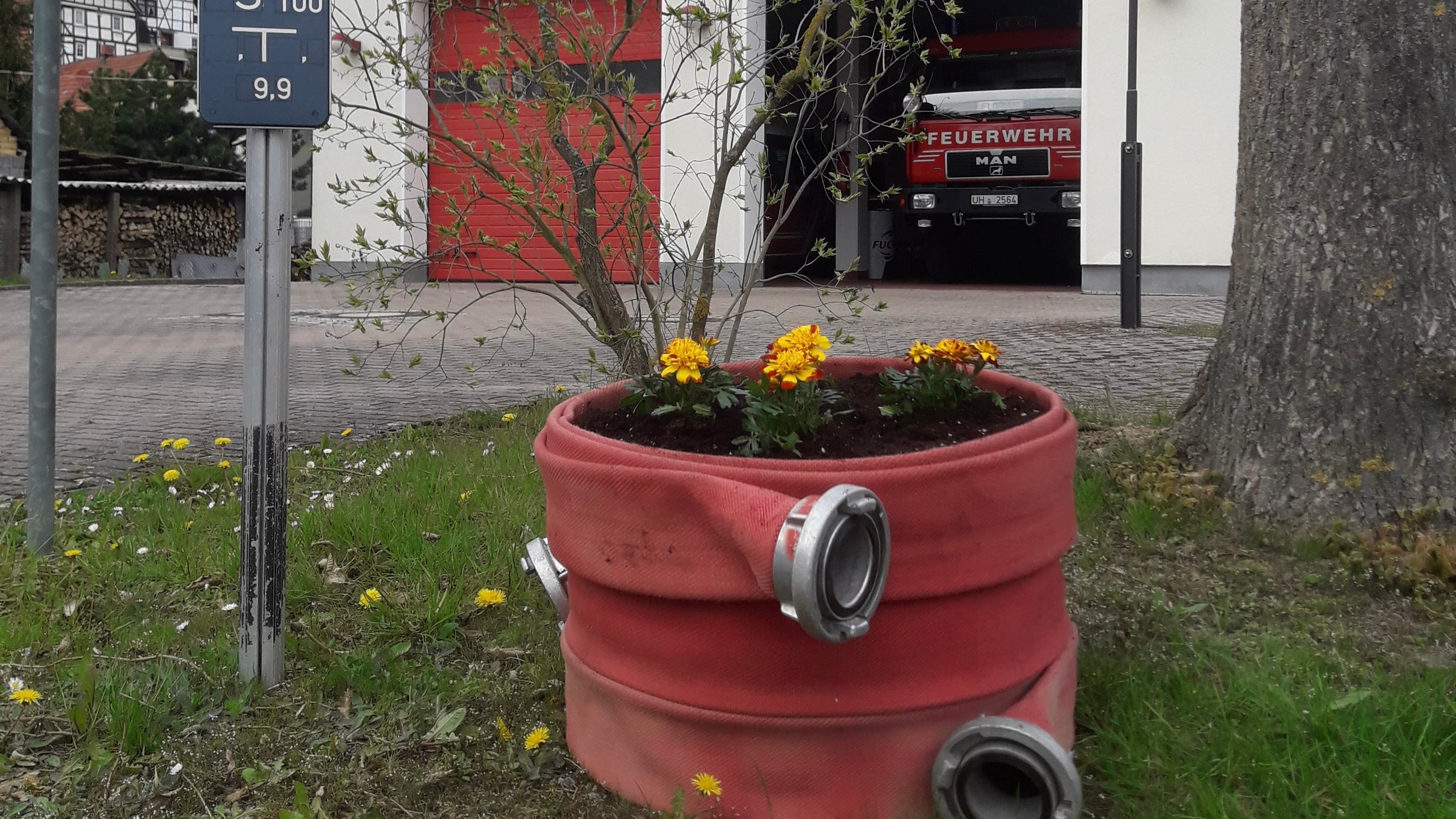 Bild von der Blumenaktion für 30 Jahre Thüringer Jugendfeuerwehr
