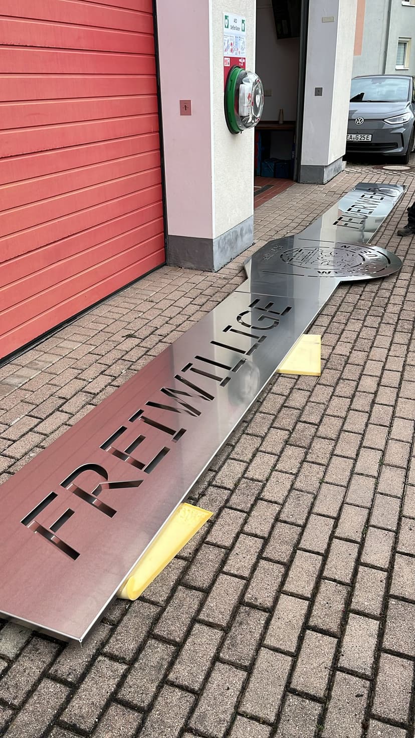 Bild vom neuen Schild am Feuerwehrhaus