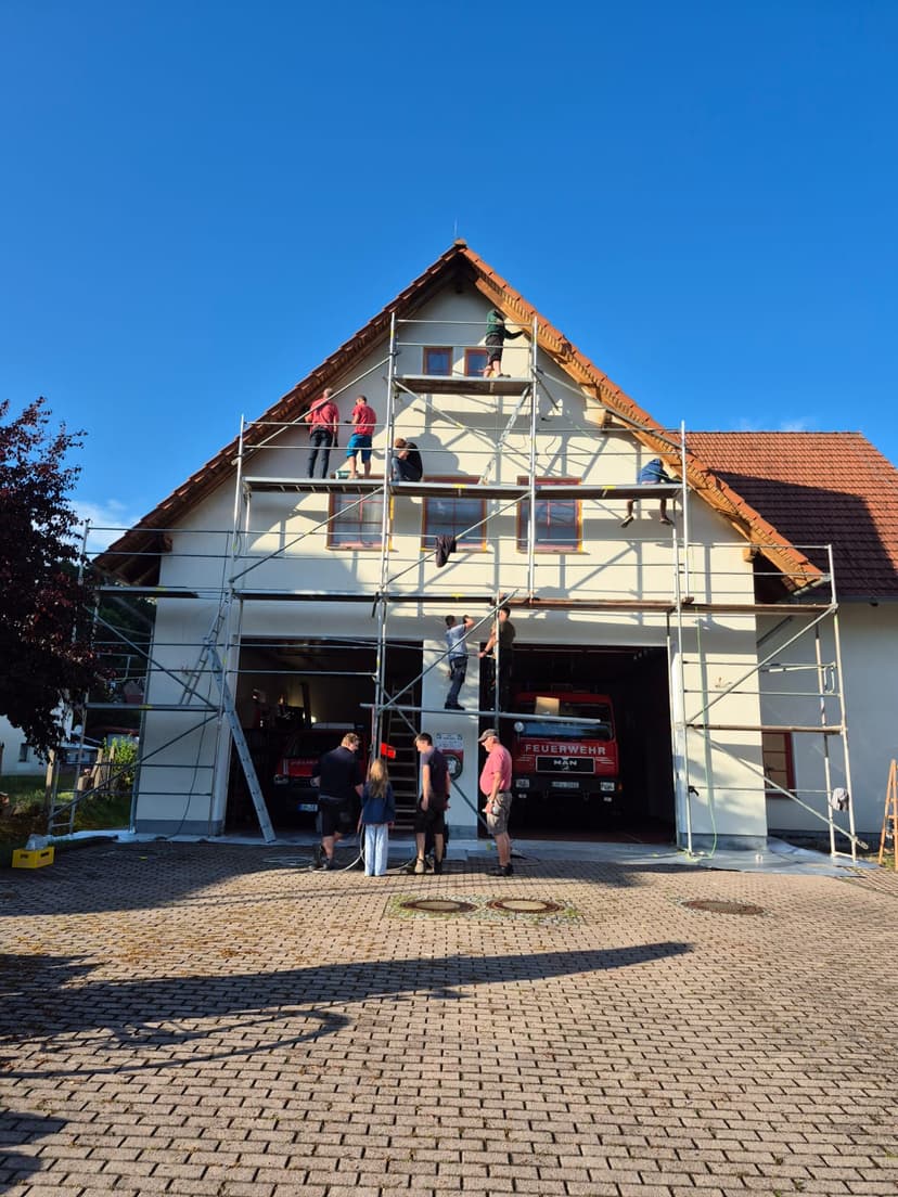Bild vom neuen Schild am Feuerwehrhaus