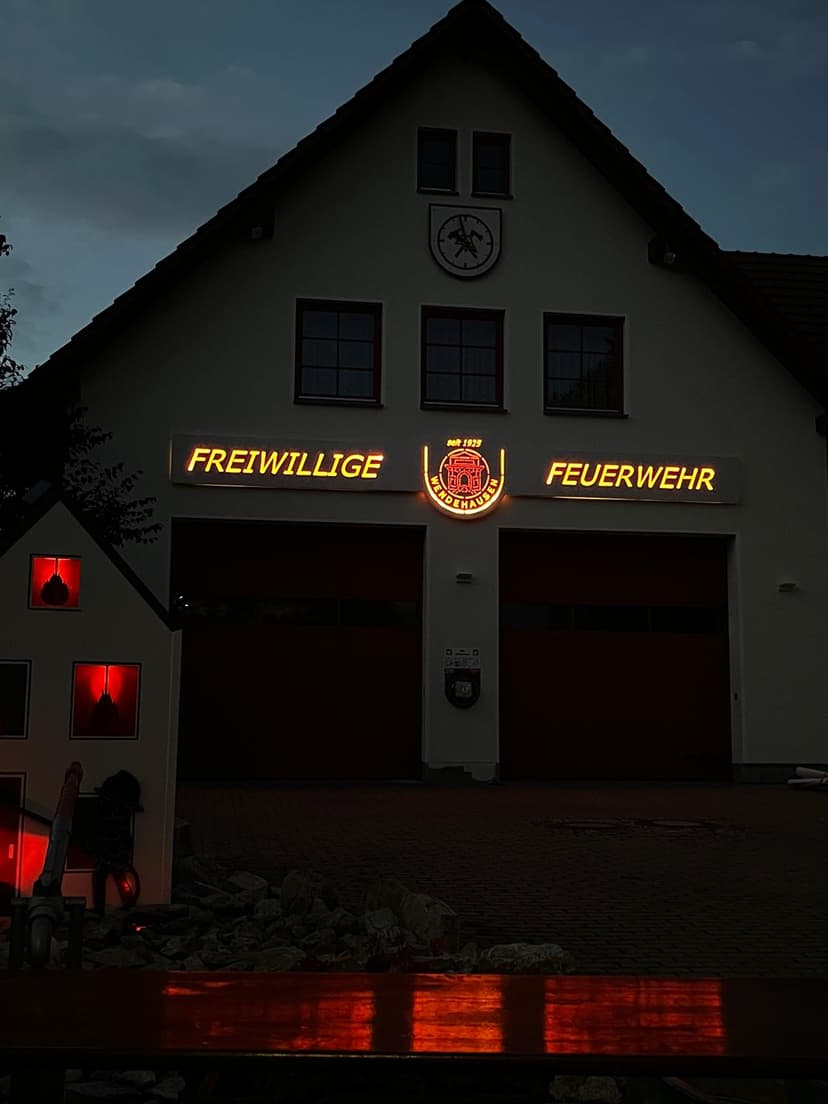 Bild vom neuen Schild am Feuerwehrhaus