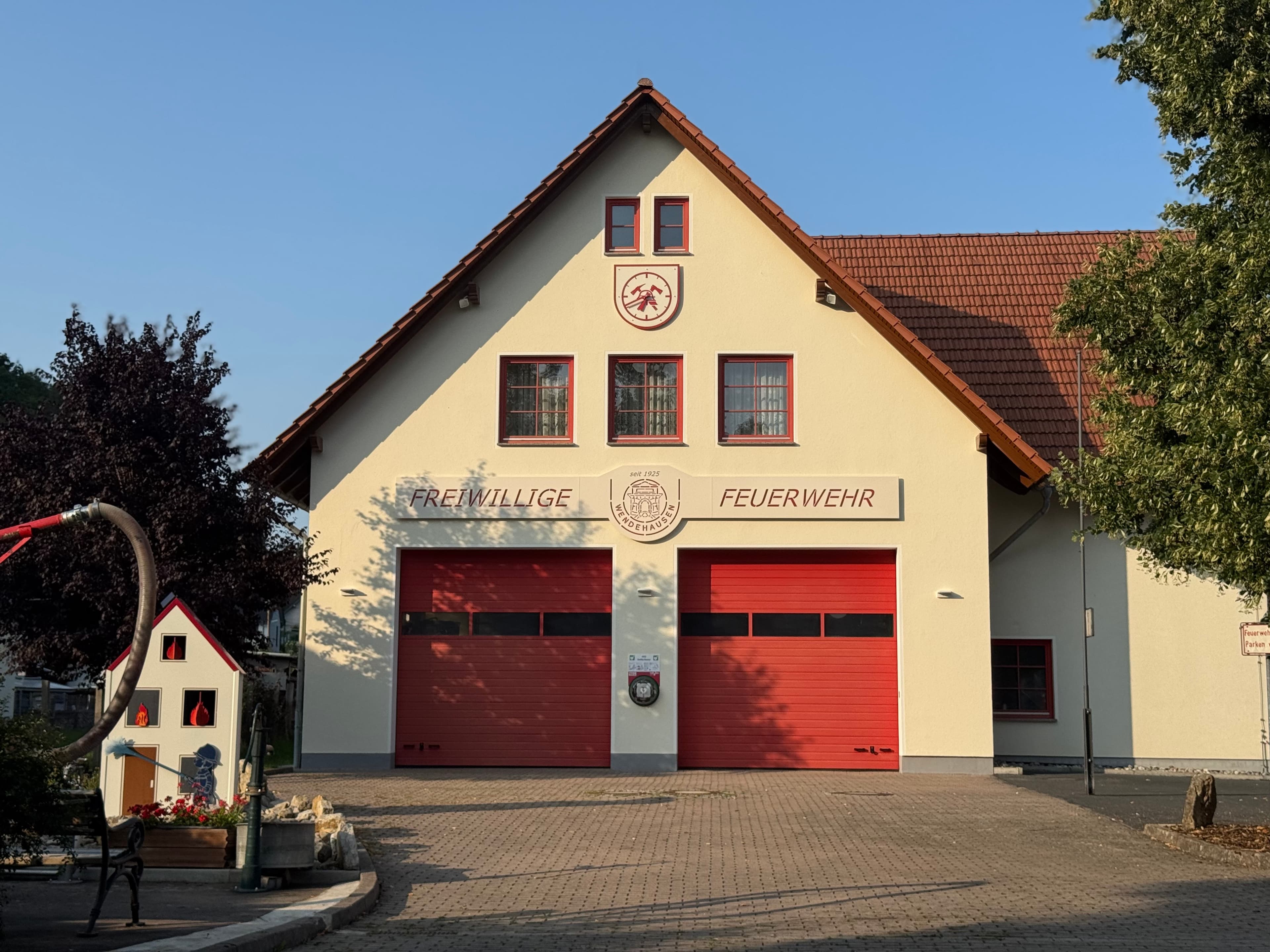 Bild vom neuen Schild am Feuerwehrhaus