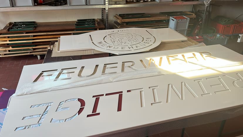 Bild vom neuen Schild am Feuerwehrhaus