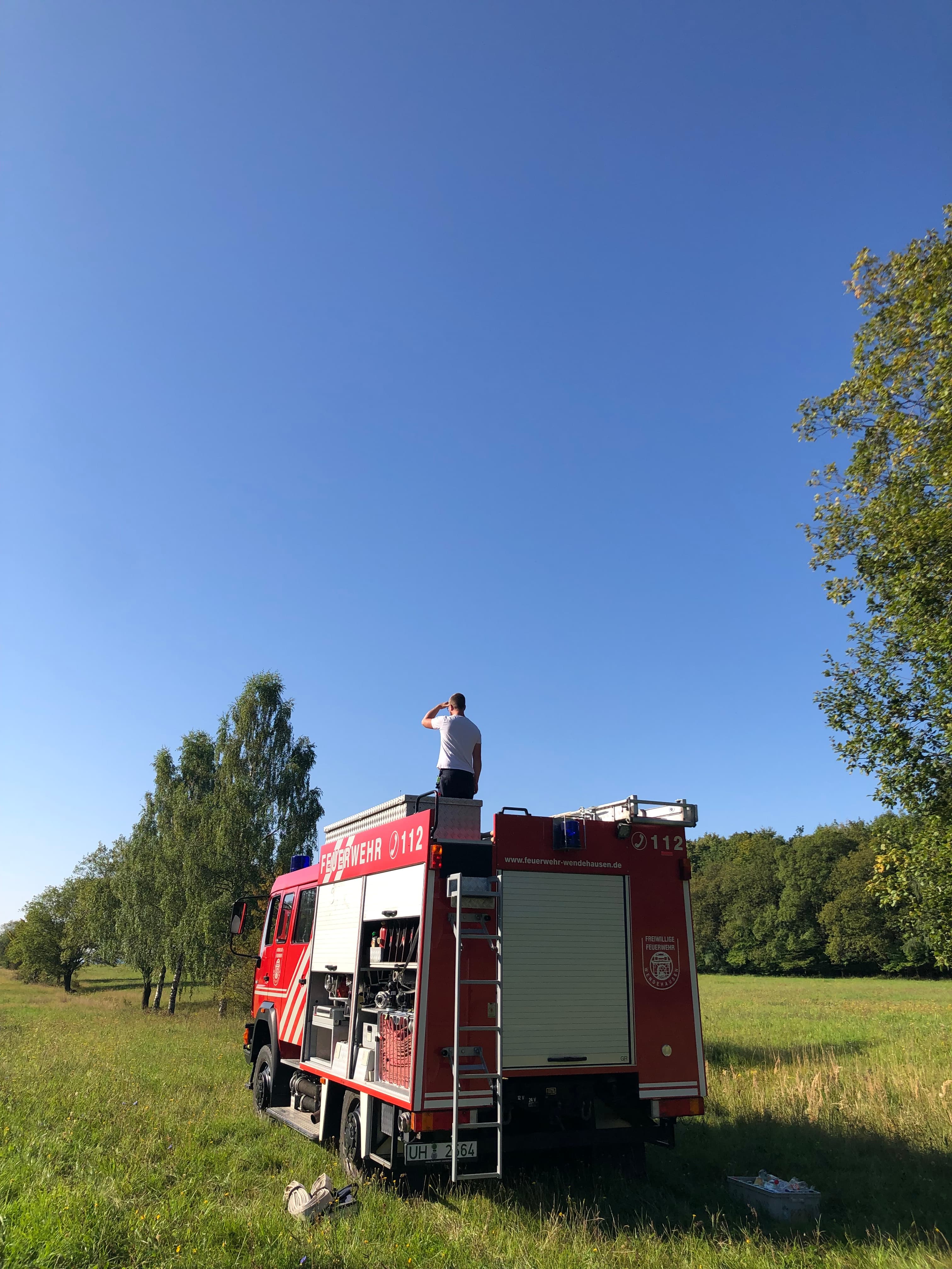 Bild vom Löschfahrzeug mit einem Kameraden auf dem Dach