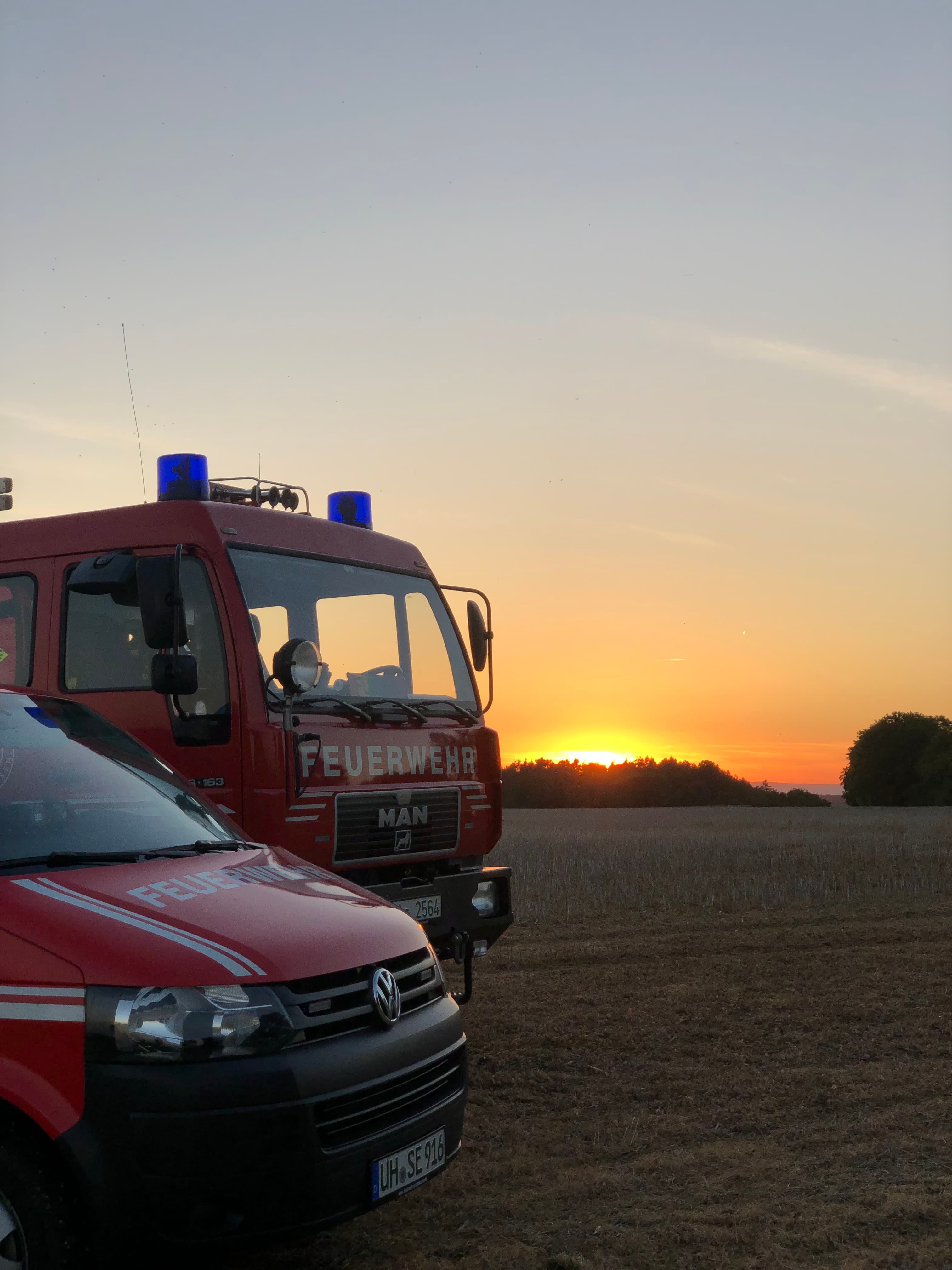 Bild von den Feuerwehrfahrzeugen bei Sonnenuntergang