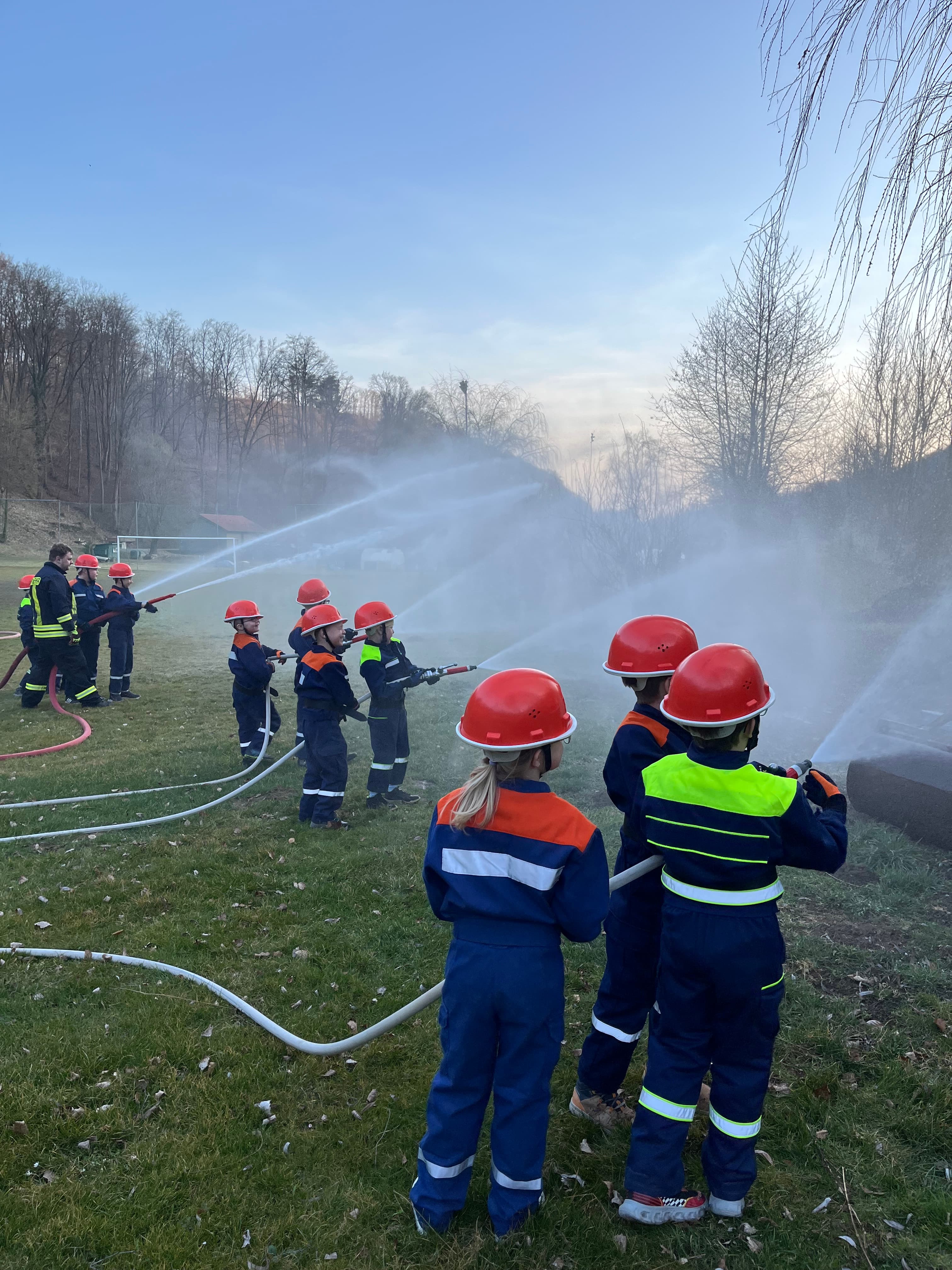 Bild von einer Jugendfeuerwehrstunde mit Wasser